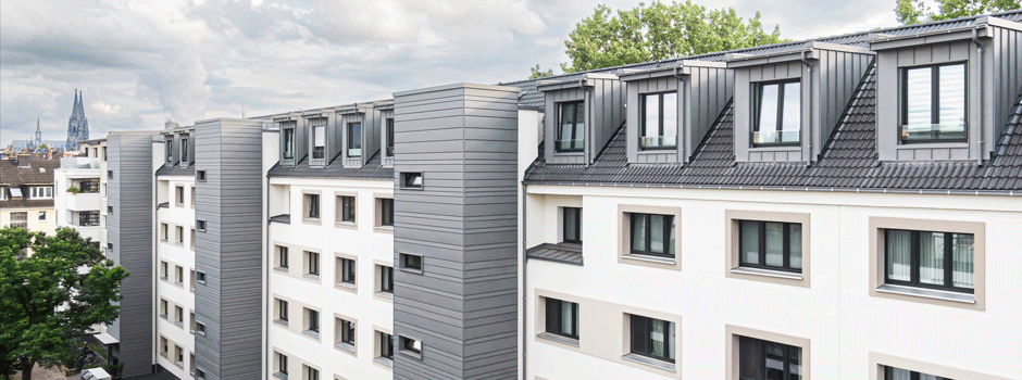 Modernisierter Wohnungsbestand der GWG zu Köln mit Blick auf den Kölner Dom